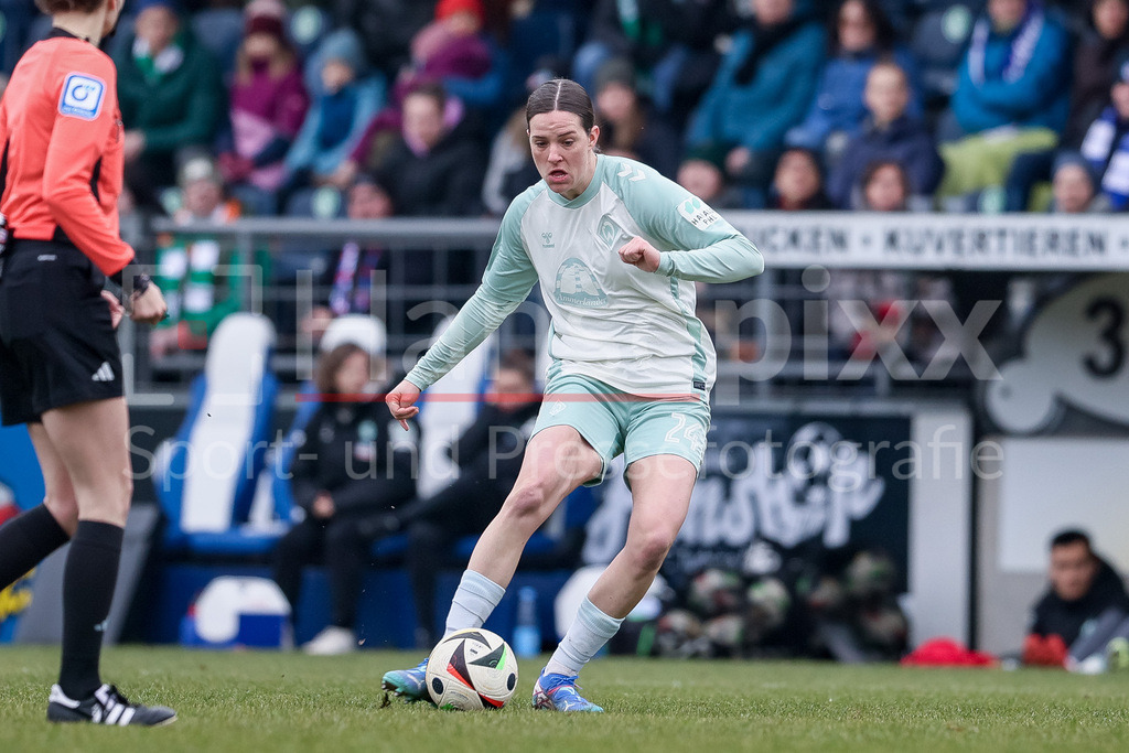 Fussball, Google Pixel Frauen-Bundesliga, 1. FFC Turbine Potsdam - SV Werder Bremen | v.li.: Lara Schmidt (SV Werder Bremen, 24) am Ball, Einzelbild, Ganzkörper, Aktion, Action, Spielszene, DIE DFB-RICHTLINIEN UNTERSAGEN JEGLICHE NUTZUNG VON FOTOS ALS SEQUENZBILDER UND/ODER VIDEOÄHNLICHE FOTOSTRECKEN. DFB REGULATIONS PROHIBIT ANY USE OF PHOTOGRAPHS AS IMAGE SEQUENCES AND/OR QUASI-VIDEO.