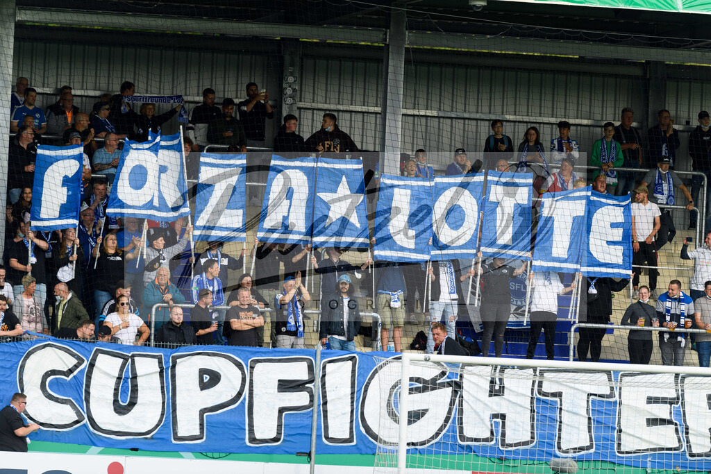 LOTKSC20210809_001 | Fussball, Herren: : Fans von Sportfreunde Lotte beim Spiel der 1. Runde im DFB-Pokal zwischen SF Lotte und Karlsruher SC im Stadion am Lotter Kreuz am 09.08.2021 in Lotte, Deutschland.DFB / DFL REGULATIONS PROHIBIT ANY USE OF PHOTOGRAPHS AS IMAGE SEQUENCES AND/OR QUASI-VIDEO. - Realisiert mit Pictrs.com