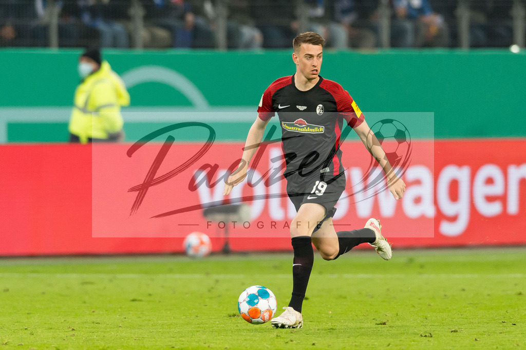 HSVSCF20220419_189 | Fussball, Herren: Janik Haberer (SC Freiburg) in Aktion, am Ball, Einzelaktion beim DFB-Pokal-Halbfinalspiel zwischen Hamburger SV und SC Freiburg im Volksparkstadion am 19.04.2022 in Hamburg, Deutschland.DFB / DFL REGULATIONS PROHIBIT ANY USE OF PHOTOGRAPHS AS IMAGE SEQUENCES AND/OR QUASI-VIDEO. - Realisiert mit Pictrs.com