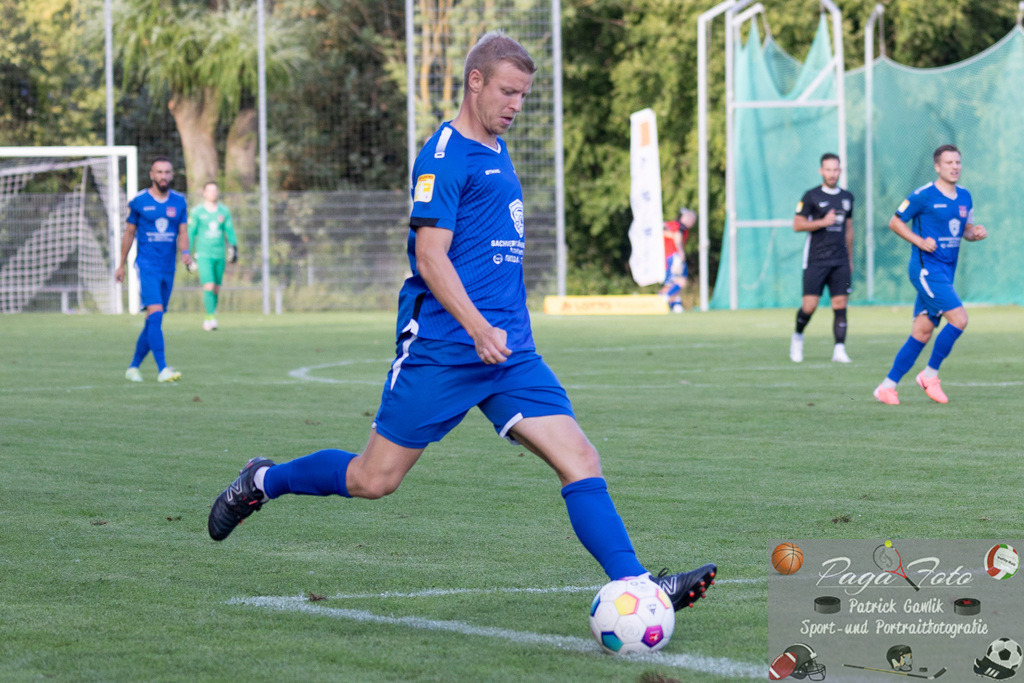 Hessenliga: Türk Gücü Friedberg - FC Eddersheim, 09.08.2024 | Maik Vetter (Türk Gücü Friedberg #18) mit der Flanke, die zum 1:0 führt, Türk Gücü Friedberg - FC Eddersheim, Friedberg, Städtischer Sportplatz, 9.8.2024 - Realisiert mit Pictrs.com