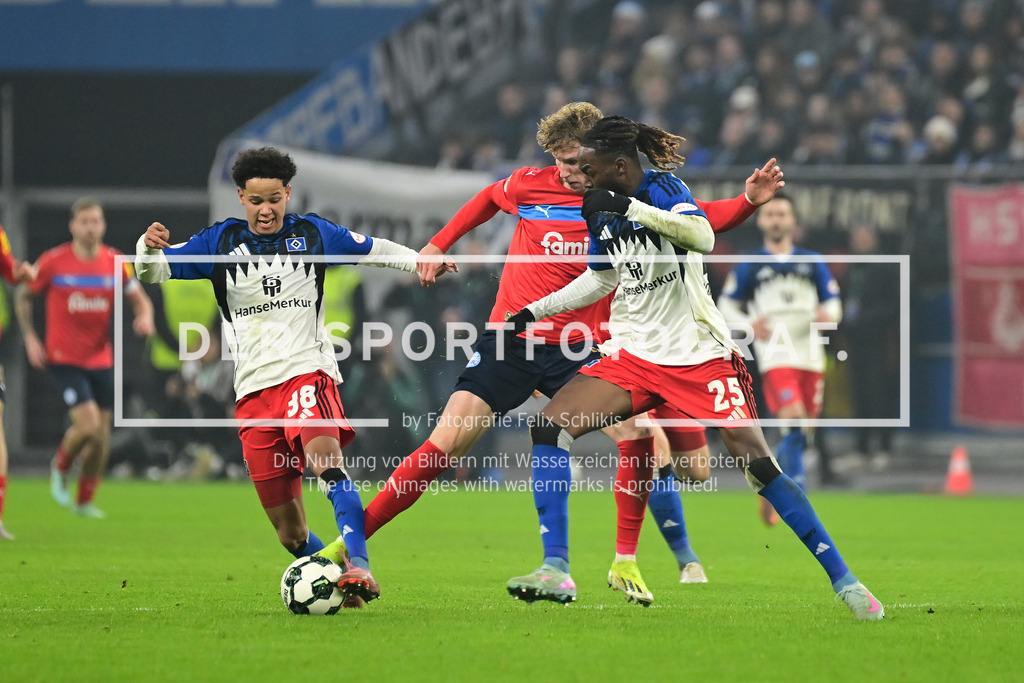 Fußball I Herren I Saison 2025-2026 I DFB-Pokal I Achtelfinale I Hamburger SV - Holstein Kiel I 39729 | Alexander Rossing-Lelesiit (38, Hamburger SV) Lasse Rosenboom (23, Holstein Kiel) Jordan Torunarigha (25, Hamburger SV) - Realisiert mit Pictrs.com