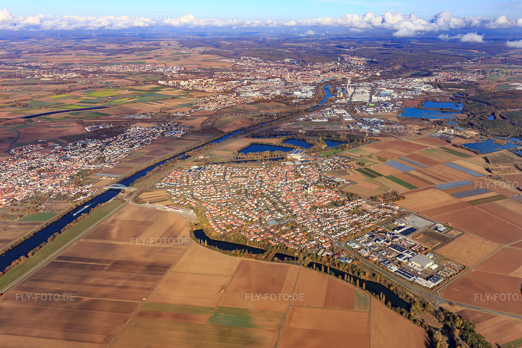 Luftbild: Ortsansicht am Mainufer von Süden in Grafenrheinfeld im Bundesland Bayern in Deutschland. Foto: IMG_112365.jpg vom 02.11.2018 durch Werner Riehm/FLY-FOTO.de