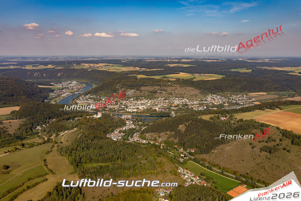 Aktuelles Luftbild von  Riedenburg - Die Luftaufnahme wurde 2020 mittels UL-Flugzeug erstellt ( keine Drohne ) - hochauflösende Kamera-Systeme von  Canon -Beste Qualität - Für grossformatige Ausdrucke geeignet. Die Geschenkidee !