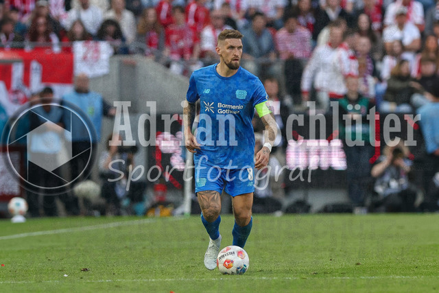 25.04.2026, GER, Fussball, Herren, 1. BL, Saison 2025/2026, 1. FC Köln - Bayer 04 Leverkusen | Robert Andrich (Bayer 04 Leverkusen) in Aktion am Ball, Einzelaktion 