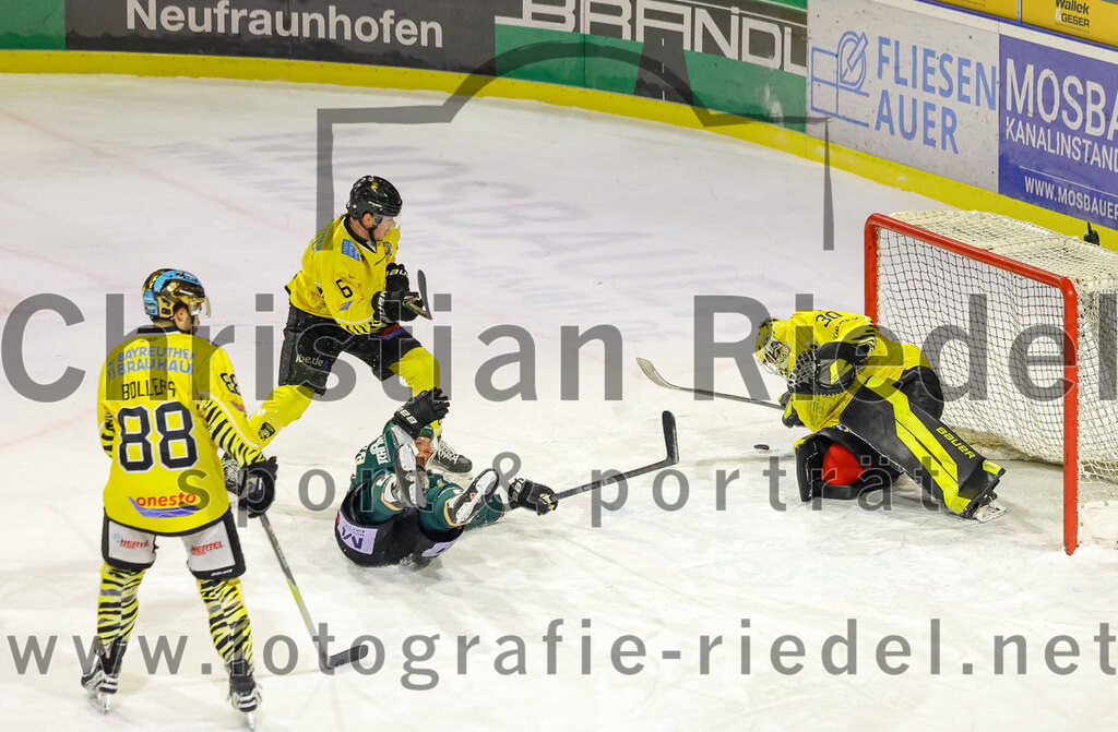 2025-12-28_110_TSV_Erding_gegen_onesto_Tigers_Bayreuth | Erding, Deutschland, 28.12.2025:Eishockey, Oberliga Süd 2025 / 2026, 31. Spieltag, TSV Erding gegen onesto Tigers Bayreuth, Endergebnis: 6:5 n.V.Kyle Bollers (onesto Tigers Bayreuth, #88), Alexander Barber (onesto Tigers Bayreuth, #6), Torwart Maximilian Meier (onesto Tigers Bayreuth, #30)Foto: Christian Riedel / fotografie-riedel.net