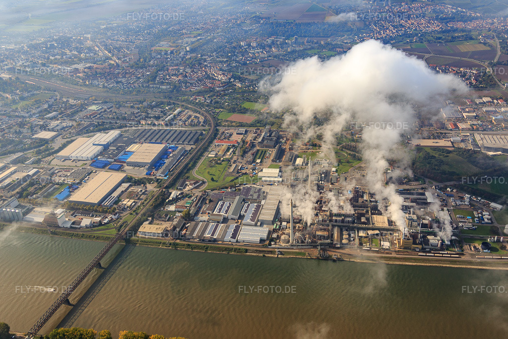 Luftbild: Industriegebiet am Rheinufer unter Wolken aus Osten in Worms im Bundesland Rheinland-Pfalz in Deutschland. Foto: IMG_074800.jpg vom 18.10.2014 durch Werner Riehm/FLY-FOTO.deAuflösung des Originals: 5472 x 3648 px