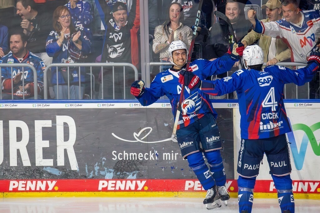 02.10.2024, DEL, Deutsche Eishockey Liga Saison 2024/25, 6. Spieltag: Adler Mannheim gegen Nürnberg Ice Tigers. Bild: Jubel nach dem 1:0 für Mannheim durch das Tor von John Gilmour (7, Mannheim) | 02.10.2024, DEL, Deutsche Eishockey Liga Saison 2024/25, 6. Spieltag: Adler Mannheim gegen Nürnberg Ice Tigers. Bild: Jubel nach dem 1:0 für Mannheim durch das Tor von John Gilmour (7, Mannheim) - Realisiert mit Pictrs.com