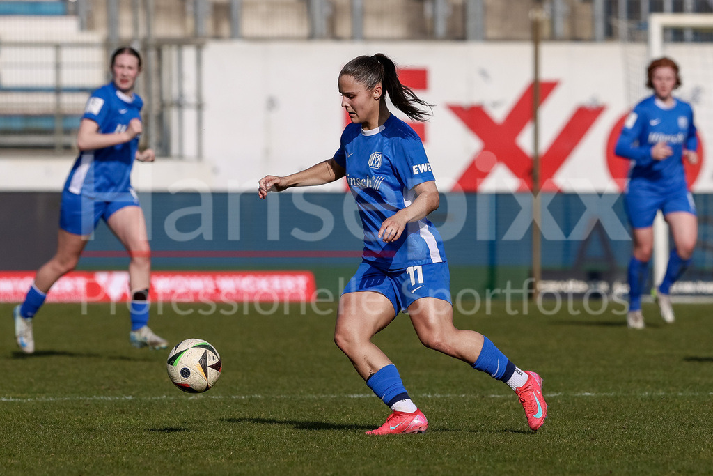 Fussball, 2. Frauen-Bundesliga, SV Meppen - Borussia Mönchengladbach | v.li.: Sarah Preuß (Preuss, SV Meppen, 11) am Ball, Einzelbild, Ganzkörper, Aktion, Action, Spielszene, DIE DFB-RICHTLINIEN UNTERSAGEN JEGLICHE NUTZUNG VON FOTOS ALS SEQUENZBILDER UND/ODER VIDEOÄHNLICHE FOTOSTRECKEN. DFB REGULATIONS PROHIBIT ANY USE OF PHOTOGRAPHS AS IMAGE SEQUENCES AND/OR QUASI-VIDEO.