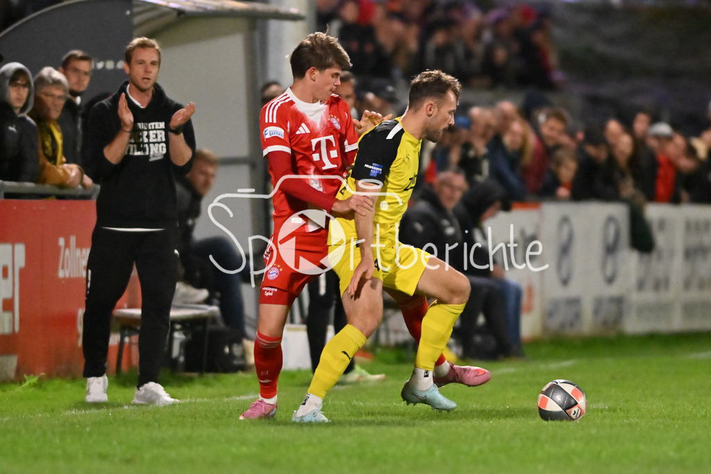 DJK Vilzing - FC Bayern Amateure | im Duell Guido Della ROVERE (FC Bayern Muenchen II 10) und Felix WEBER (DJK Vilzing 24) / Zweikampf / Regionalliga Bayern: DJK Vilzing - FC Bayern Amateure; Manfred-Zollner Stadion am 23.09.2025