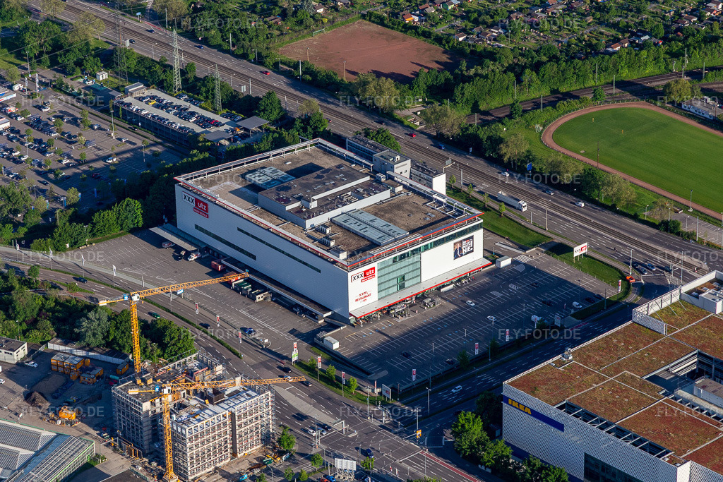 Luftbild: XXXLutz Mann Mobilia Karlsruhe im Ortsteil Rintheim in Karlsruhe im Bundesland Baden-Württemberg in Deutschland. Foto: IMG_126860.jpg vom 28.05.2021 durch Werner Riehm/FLY-FOTO.de