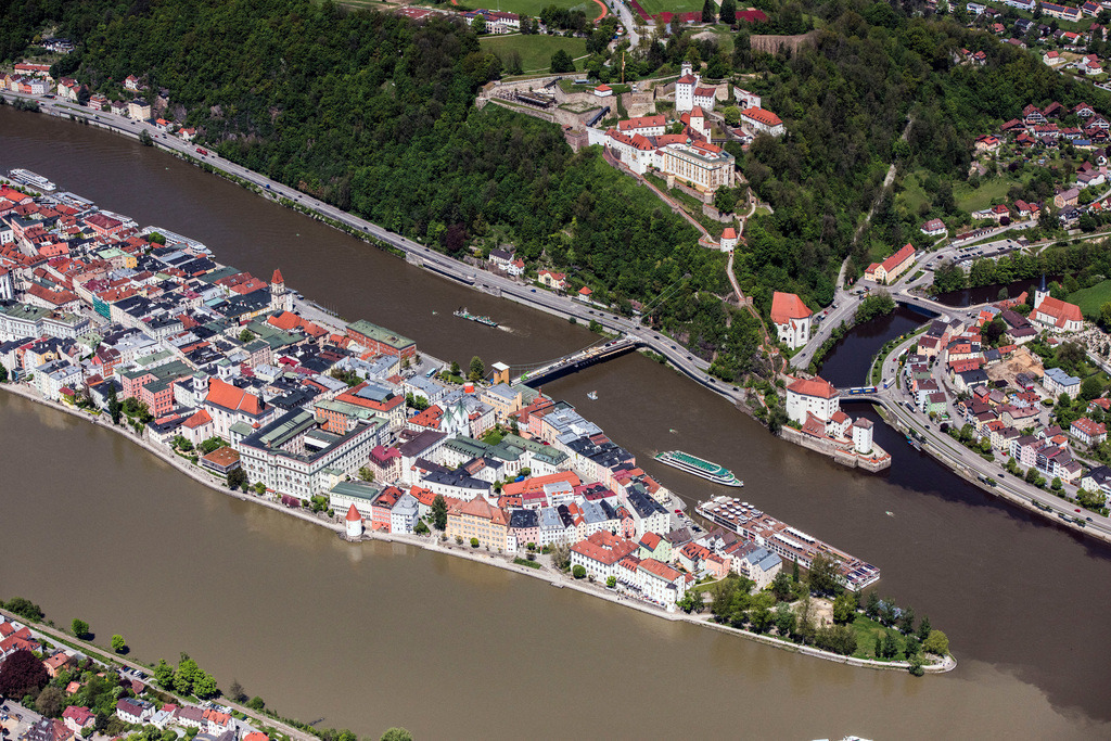 dr__0012510.jpg | PASSAU 11.05.2017 Die kreisfreie Universitätsstadt Passau im Bundesland Bayern. Aufgrund des Zusammenflusses der Flüsse Ilz, Inn und Donau, wird Passau auch "Dreiflüssestadt" genannt. // The university town of Passau in the state of Bavaria. Because of the junction of the rivers Ilz, Inn and Danube, Passau is also called "Three Rivers Town". Foto: Daniel Reiter