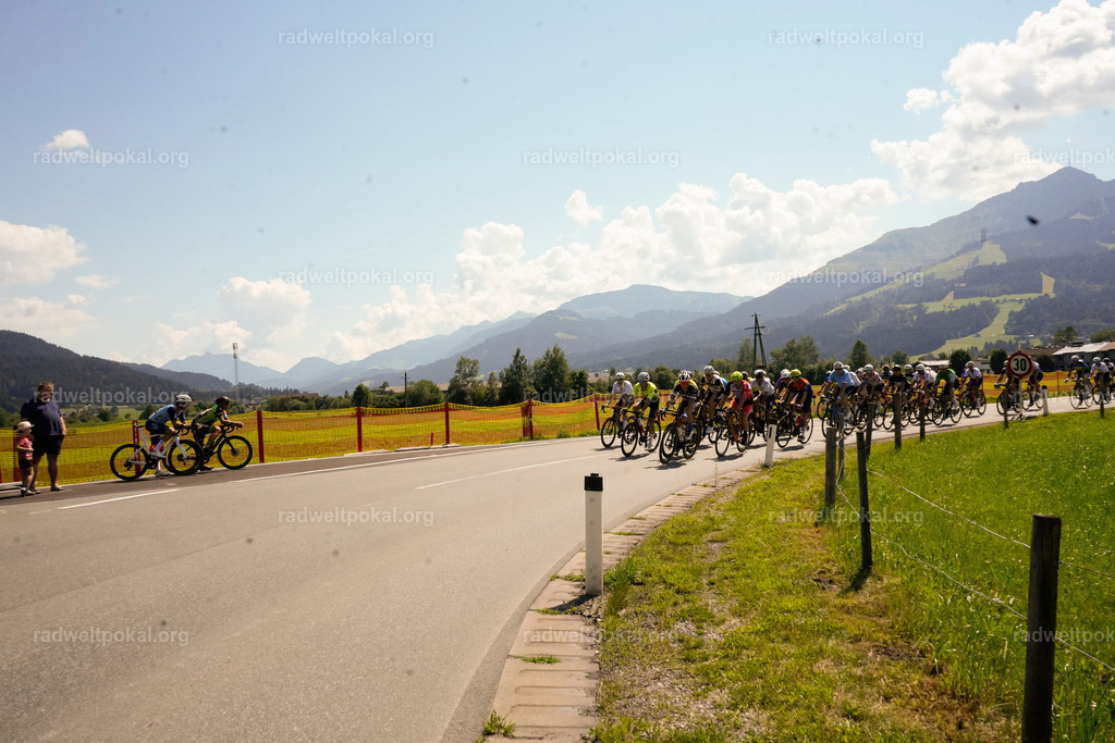 256_20230817_Bewerb_Maenner_Muehlanger | AUT - OESTERREICH, 2023-08-16: SPORT RENNRAD-FAHREN - 55. INTERNATIONALER RADWELTPOKAL IN ST. JOHANN IN TIROL  - Vintage-Radrennen mit WM-Bronze-Medaillen-Siegerin Christina Schweinberger, den Teilnehmer und Alexander Baumann (vom Orginastions-Team) - TAG 2 BEWERB MAENNER IN SECHS GRUPPEN  ; Foto: Roland Muehlanger