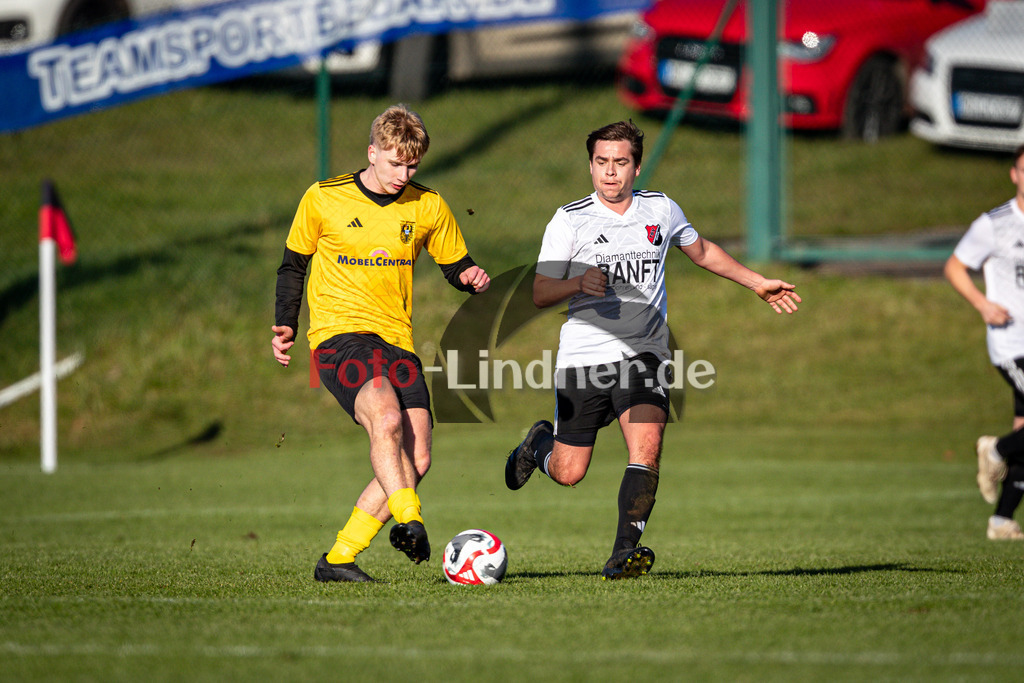 TSV Peißenberg gegen TSV Schongau | Fußball A-Klasse Oberbayern Zugspitze Herren Gruppe 8, TSV Peißenberg gegen TSV Schongau, 20241110,Sebastian KRAUSE (TSV Schongau 17) am Ball,2024-11-10 in Eberfing (Sportpark Eberfing), Florian GOLDBRUNNER (TSVHP 11), Sebastian KRAUSE (TSV Schongau 17)Copyright: WolfgangxLindner www.foto-lindner.de