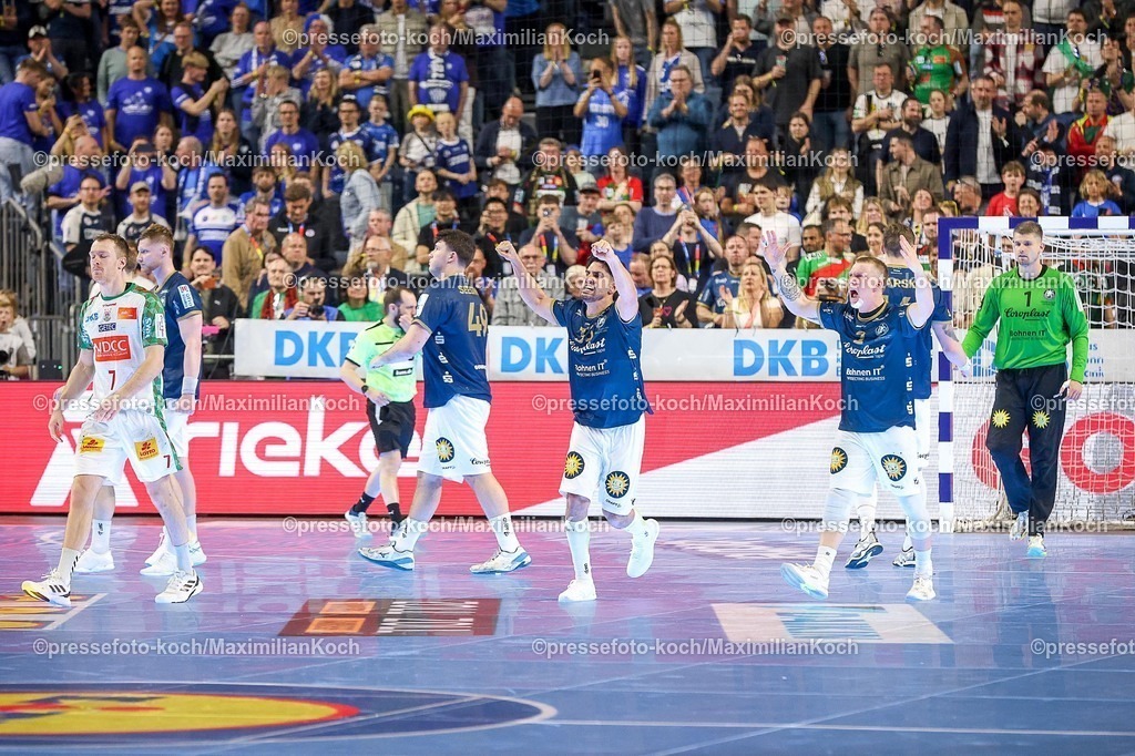 xSSCx18042602060 | 18.04.2026, xsscx, Handball, DHB-Pokal Lidl Final4, Halbfinale, Bergischer HC - SC Magdeburg, Saison 2025 / 2026 Herren, Lanxess Arena, Köln: Eloy Morante Maldonado (Bergischer HC #33) und Noah Beyer (Bergischer HC #02) jubeln nach einem Tor Photo: xSandraxScherningxPressefotoKochx