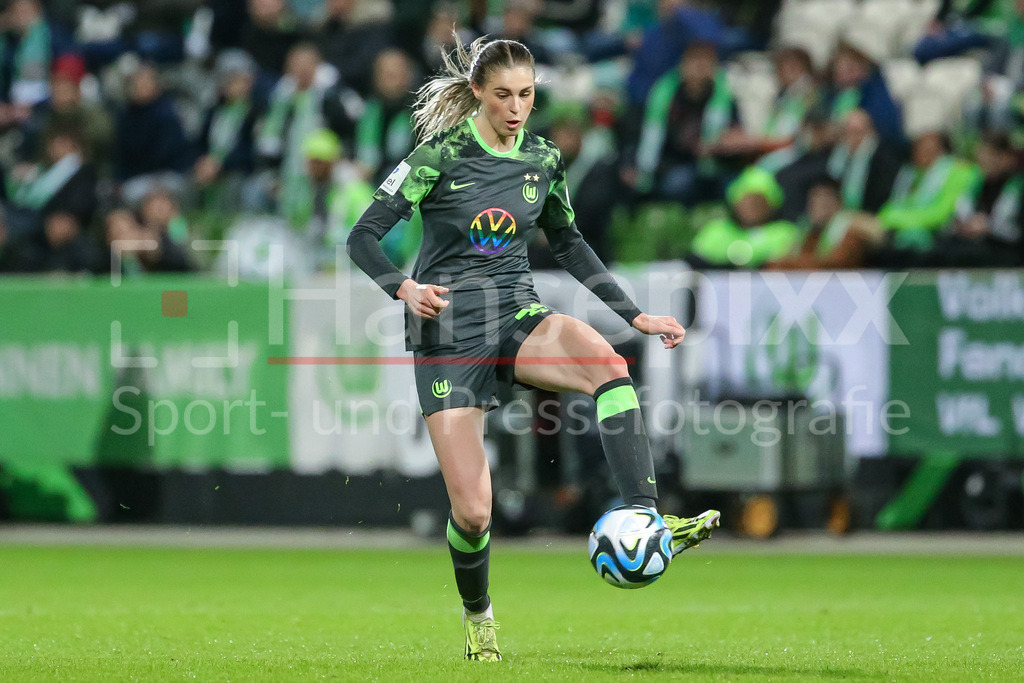 Fussball, Google Pixel Frauen-Bundesliga, VfL Wolfsburg - RB Leipzig | v.li.: Jule Brand (VfL Wolfsburg, 29) am Ball, Freisteller, Einzelbild, Ganzkörper, Aktion, Action, Spielszene, DIE DFB-RICHTLINIEN UNTERSAGEN JEGLICHE NUTZUNG VON FOTOS ALS SEQUENZBILDER UND/ODER VIDEOÄHNLICHE FOTOSTRECKEN. DFB REGULATIONS PROHIBIT ANY USE OF PHOTOGRAPHS AS IMAGE SEQUENCES AND/OR QUASI-VIDEO.