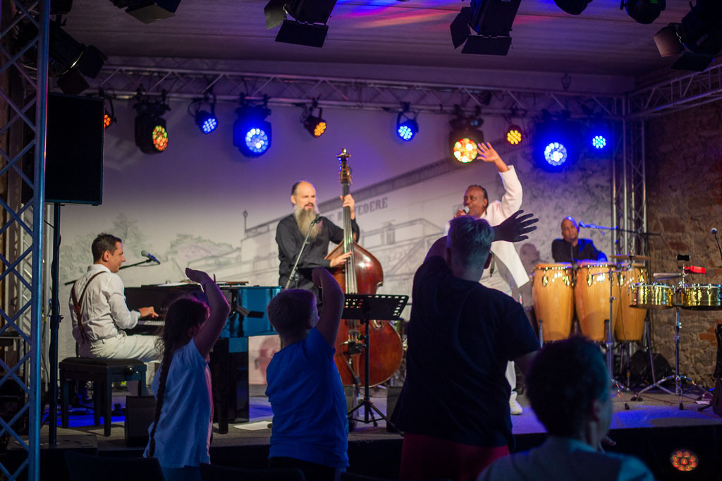 Summ Summ Salsa | Kinderkonzert Summ Summ Salsa mit Klazz Brothers & Cuba Percussion im Forte Belvedere Leisnig zum Festival Hallo Leisnig 2022. - Realisiert mit Pictrs.com