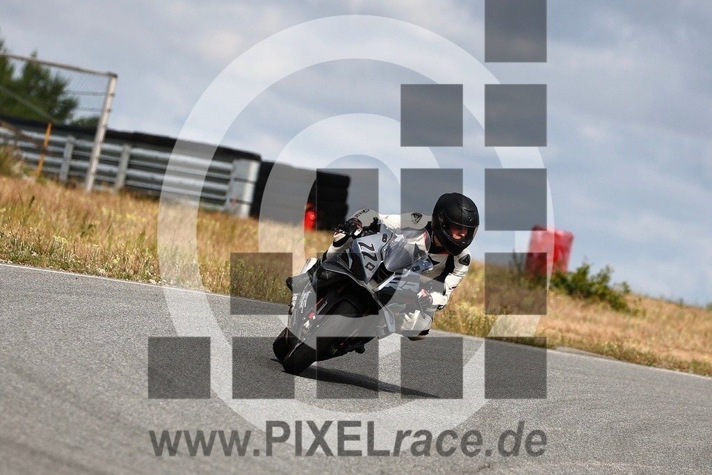 0022-20250704_11882 | Schöne Erinnerungen an spannende Momente - das festzuhalten ist unser Job. PIXELrace.de ist seit 2003 auf den Rennstrecken Europas unterwegs um die Action draußen beim Fahren und die wunderbare Stimmung imm Fahrerlager für euch einzufangen.