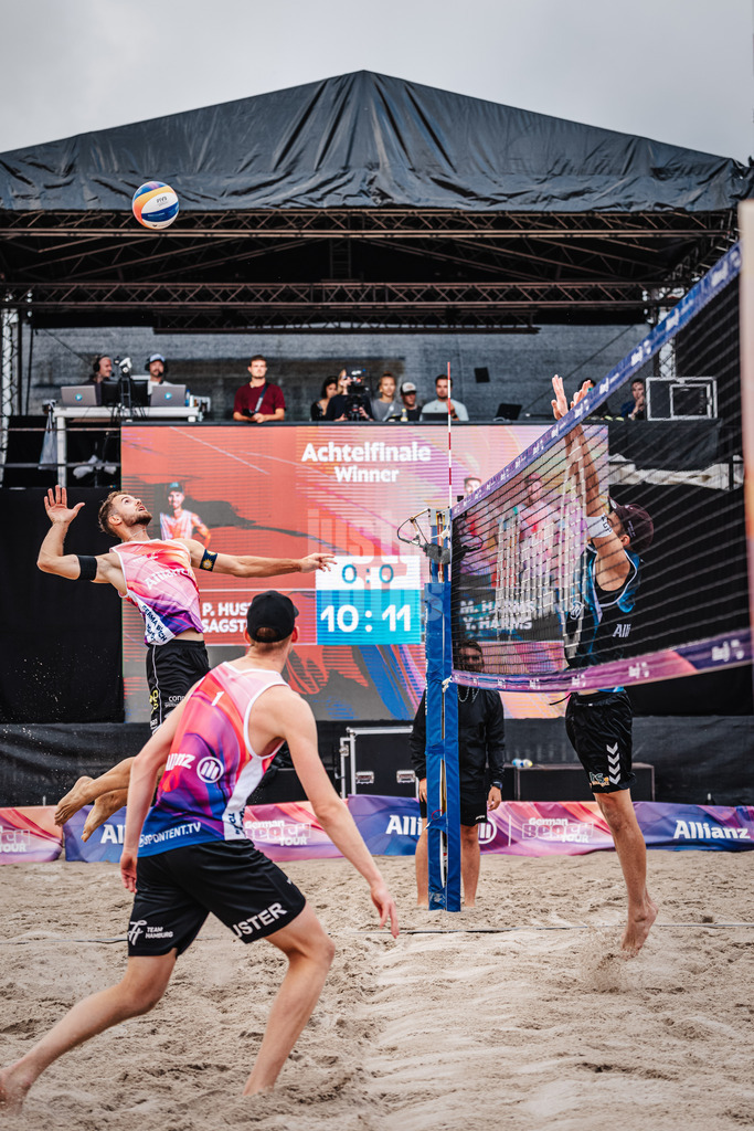 Beachvolleyball | Männer | Allianz German Beach Tour 2024 | Tourstop Kühlungsborn 2 | 16.08.2024 | Jonas Sagstetter hebt ab zum Angriff