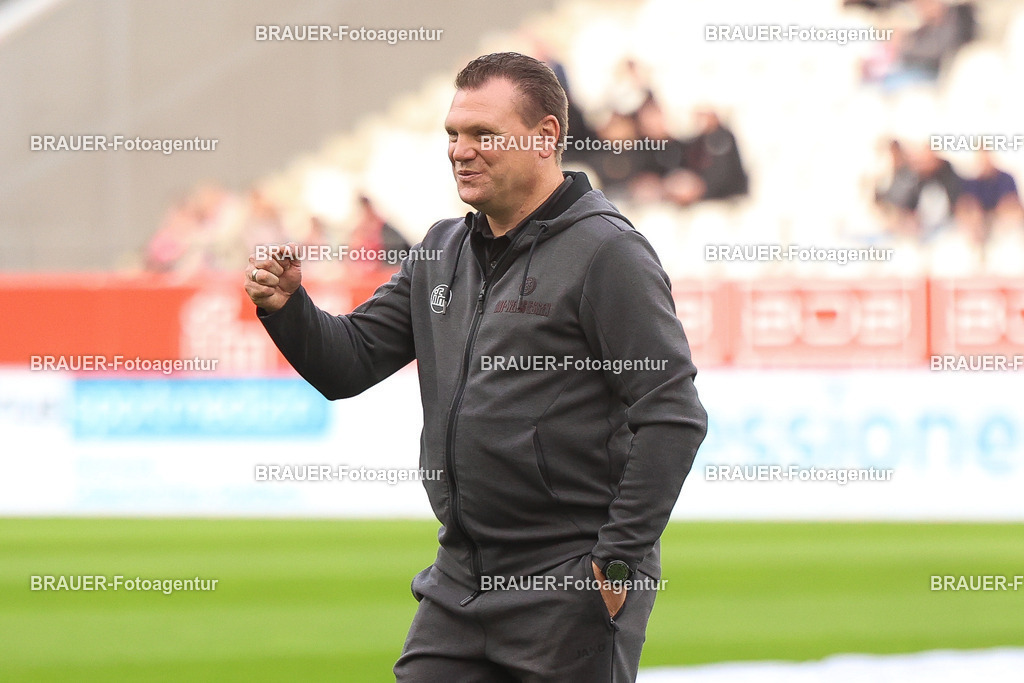 Rot-Weiss Essen - Viktoria Köln - 3.Liga | Essen, Deutschland, 18.10.2025 Uwe Koschinat (Rot-Weiss Essen) gestikuliert  während des 3.Liga Spiels zwischen Rot-Weiss Essen- Viktoria Köln im Stadion an der Hafenstraße am 01.08.2025 in Essen. (Foto von Timo Bluhmki-Schmidt/ Brauer Fotoagentur