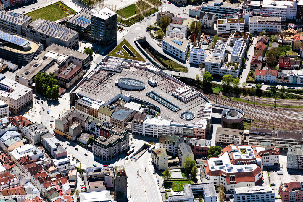 dr__0062383.jpg | PASSAU 09.05.2021 Gebäude des Einkaufszentrum Stadtgalerie Passau der ECE Projektmanagement GmbH & Co. KG an der Bahnhofstraße in Passau im Bundesland Bayern, Deutschland. Weiterführende Informationen bei: Auer Weber Assoziierte GmbH,  BDS Steffen.Architekten BDA,  Bilfinger SE,  ECE Industries und Logistics G.m.b.H,  ECE Projektmanagement G.m.b.H & Co. KG,  büro für innnenArchitektur. // Building of the shopping center Stadtgalerie Passau on Bahnhofstrasse in Passau in the state Bavaria, Germany. Further information at: Auer Weber Assoziierte GmbH,  BDS Steffen.Architekten BDA,  Bilfinger SE,  ECE Industries und Logistics G.m.b.H,  ECE Projektmanagement G.m.b.H & Co. KG,  buero fuer innnenArchitektur. Foto: Daniel Reiter