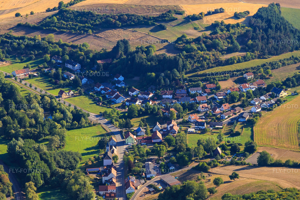 Luftbild: Dorfansicht im Alsenztal aus Norden im Ortsteil Stolzenbergerhof in Bayerfeld-Steckweiler im Bundesland Rheinland-Pfalz in Deutschland. Foto: IMG_109937.jpg vom 06.08.2018 durch Werner Riehm/FLY-FOTO.de