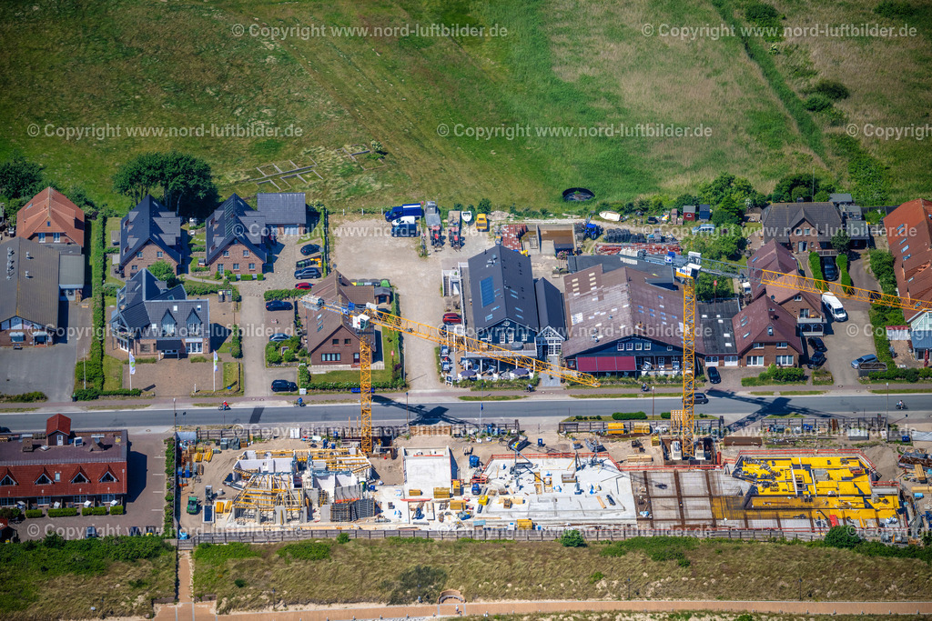 Sylt_List_Sylter_Royel_Dittmeyers_Austern_Companie_Baustelle_Prien_ELS_1412210625 | LIST AUF SYLT 21.06.2025 Baustelle zum Neubau eines Mehrfamilien- Wohnhauses " The Dunes " an der Hafenstraße, Oststrand Promenade in List auf Sylt im Bundesland Schleswig-Holstein, Deutschland. Weiterführende Informationen bei: AUG. PRIEN Bauunternehmung (GmbH & Co. KG),  AUG. PRIEN Immobilien  Gesellschaft für Projektentwicklung mbH,  Immobilienmanagement Nord GmbH,  Peter Peters Immobilien GmbH & Co. KG. // Construction site for the multi-family residential building " The Dunes " on street Hafenstrasse, Oststrand Promenade in List auf Sylt in the state Schleswig-Holstein, Germany. Further information at: AUG. PRIEN Bauunternehmung (GmbH & Co. KG),  AUG. PRIEN Immobilien  Gesellschaft fuer Projektentwicklung mbH,  Immobilienmanagement Nord GmbH,  Peter Peters Immobilien GmbH & Co. KG. Foto: Martin Elsen