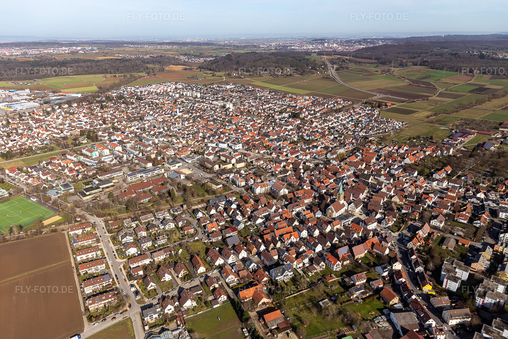 Luftbild: Ortsübersicht aus Südosten mit Petruskirche in Renningen im Bundesland Baden-Württemberg in Deutschland. Foto: IMG_125043.jpg vom 20.02.2021 durch Werner Riehm/FLY-FOTO.de