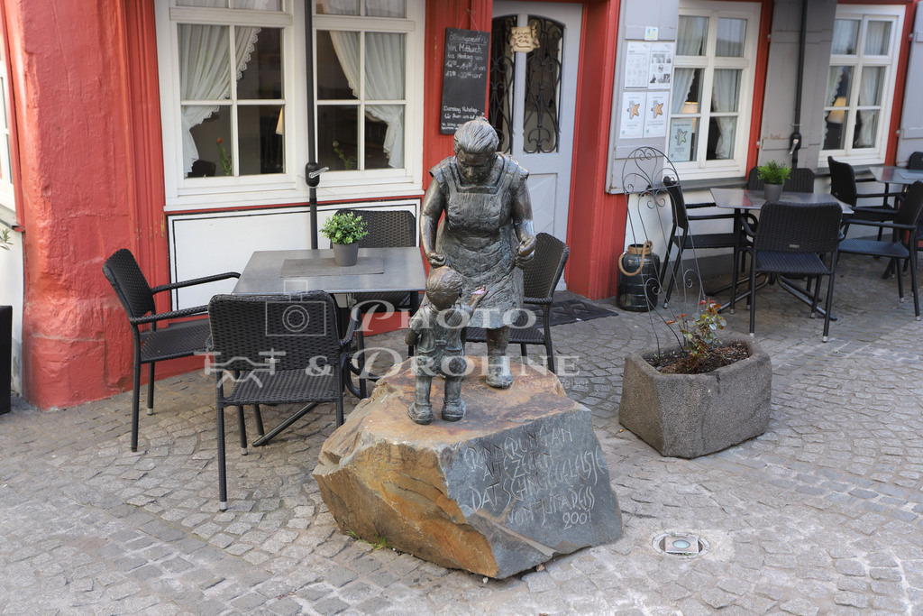 Boppard-6979 | Egal ob groß oder klein, alle liebten das süße und winzige Lädchen mit seinen Leckereien und Bonbons von "Schnuggel Elsje". Else Heimburger lebte von 1908 bis 1994 und zu ihrem Gedenken wurde eine Bronzeskulptur vor ihrem Haus aufgestellt. Diese erinnert daran, wie "Schnuggel Elsje" die Bonbons liebevoll an die Kinder verteilte. - Realisiert mit Pictrs.com