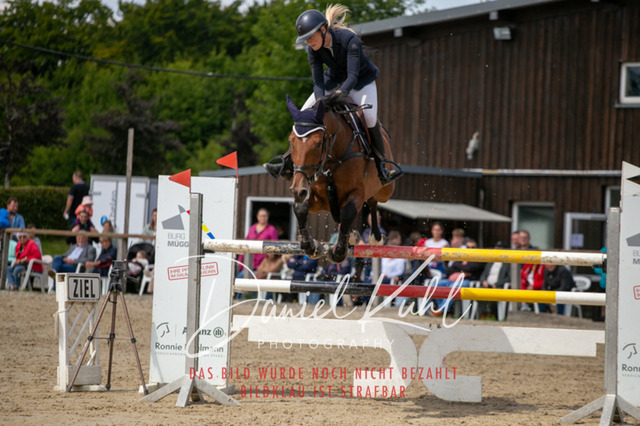 IMG_5831 | Deine Turnierfotos vom Reitturnier online kaufen: Dressur, Springen & Siegerehrung. Professionelle Pferdefotografie aus dem Rheinland – als Download & Print.Alternative: Turnierfotograf für den Pferdesport: Finde deine Fotos von Dressur- und Springturnier