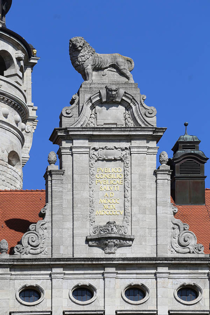 Bildlexikon Leipzig - Neues Rathaus - Leipzigs Wappentier der Löwe | Das Team hinter BILDLEXIKON LEIPZIG bündelt historische wie aktuelle Informationen über die Stadt Leipzig in Text und Bild auf einer Plattform und stellt diese der interessierten Öffentlichkeit zur Verfügung.