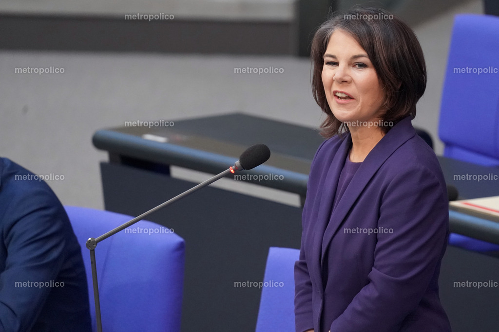 Annalena Baerbock erteilt als Außenministerin Auskunft in der Fragestunde des Bundestages | Metropolico