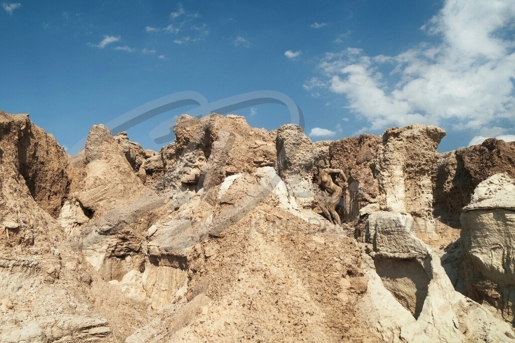 NatureArt-SANDBERGE_0851b3 | Fotomodell an Sandfelsen angelehnt | #003 | Modell: Tatjana Heinz | Foto: Hendrik Penschuck - Realisiert mit Pictrs.com