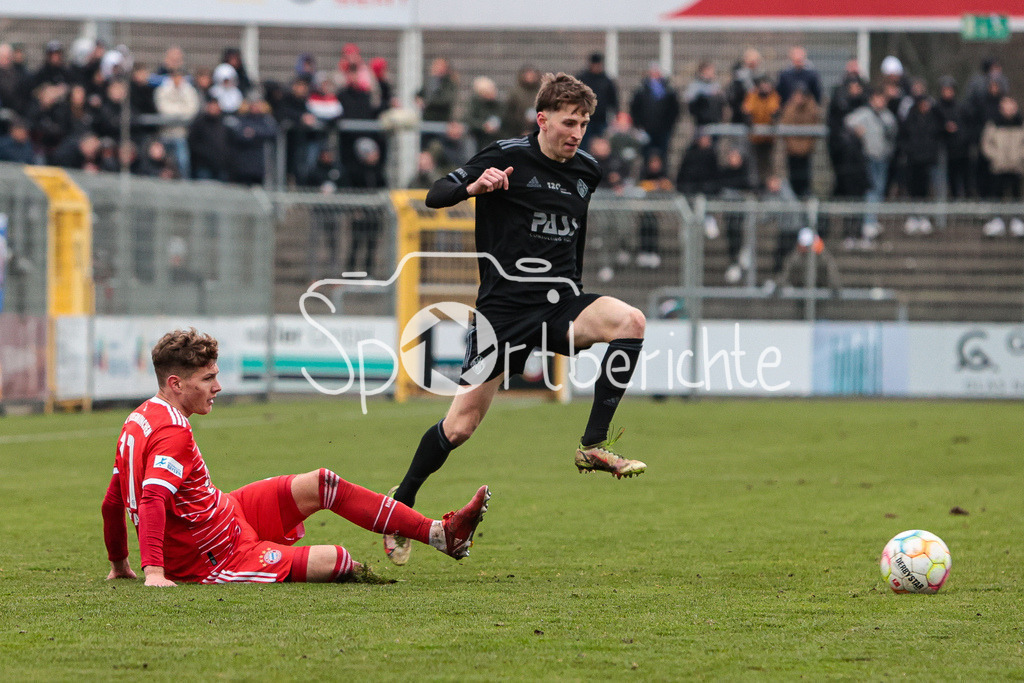 SV Vikoria Aschaffenburg - FC Bayern Amateure | Younes AITAMER (FCB #17) im Duell mit Benedict LAVERTY (SVVA #7)