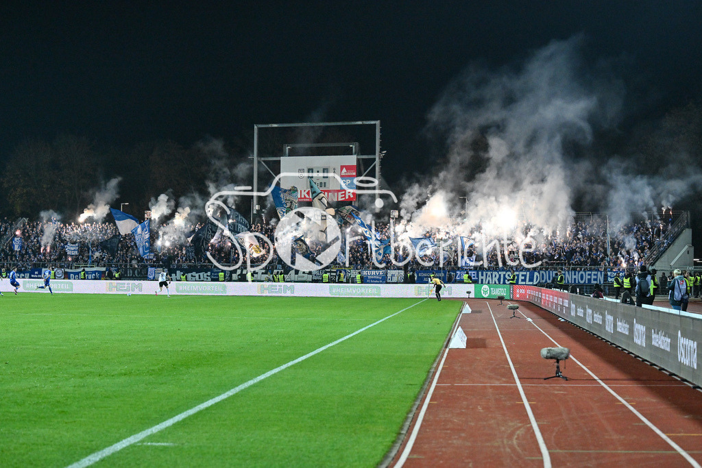 SSV Ulm 1846 Fussball - FC Schalke 04 | Die Gaestefans zuenden zu Beginn der zweiten Halbzeit Pyrotechnik / Bengalo / Feuer / Pyro / Ultras / 2. Bundesliga: SSV Ulm 1846 Fussball - FC Schalke 04, Donaustadion am 01.11.2024