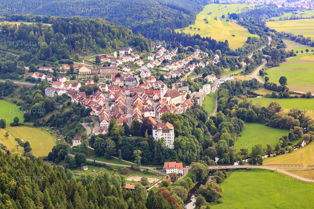 Luftbild: Schloss Mühlheim (Hinteres Schloss) sowie Kirche St. Maria Magdalena in Mühlheim an der Donau im Bundesland Baden-Württemberg in Deutschland.Foto: IMG_102717.jpg vom 25.08.2017 durch Werner Riehm/FLY-FOTO.de– Mühlheim an der DonauWWW.SE-DONAU-HEUBERG.DE
