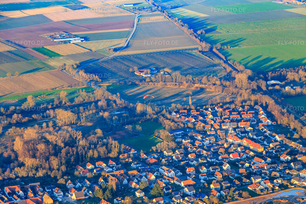 Luftbild: Paragleiter über dem Ort in Winden im Bundesland Rheinland-Pfalz in Deutschland. Foto: IMG_145314.jpg vom 14.01.2025 durch Werner Riehm/FLY-FOTO.de