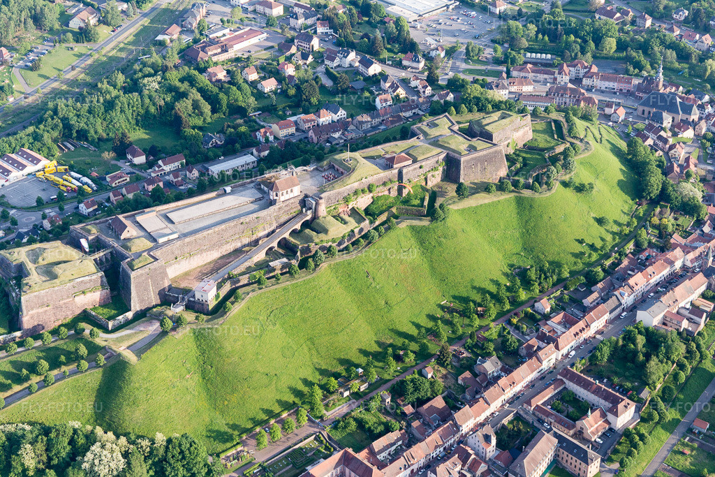 Vue aérienne: Citadelle de Bitche à Bitche dans le département Moselle, France. Photo: IMG_107236.jpg prise le 18/05/2018 par Werner Riehm/FLY-FOTO.euRésolution de l'original: 5472 x 3648 px