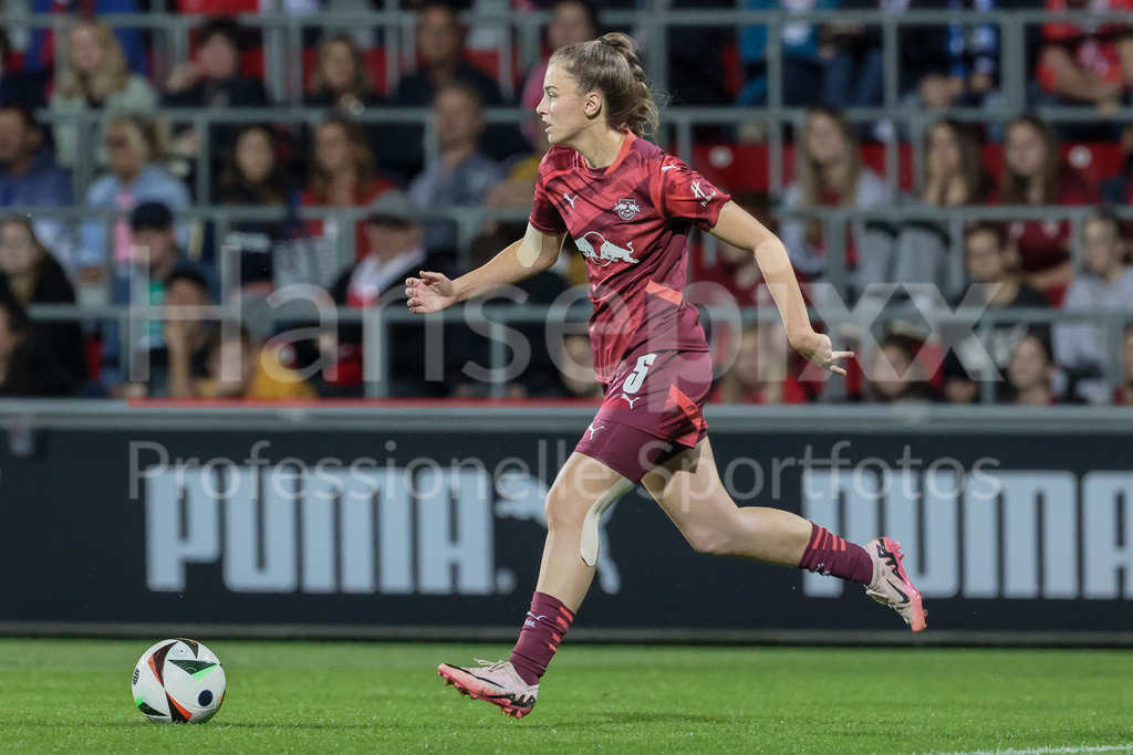 Fussball, Google Pixel Frauen-Bundesliga, RB Leipzig - SV Werder Bremen | v.li.: Julia Magerl (RB Leipzig, 5) am Ball, Freisteller, Einzelbild, Ganzkörper, Aktion, Action, Spielszene, DIE DFB-RICHTLINIEN UNTERSAGEN JEGLICHE NUTZUNG VON FOTOS ALS SEQUENZBILDER UND/ODER VIDEOÄHNLICHE FOTOSTRECKEN. DFB REGULATIONS PROHIBIT ANY USE OF PHOTOGRAPHS AS IMAGE SEQUENCES AND/OR QUASI-VIDEO.