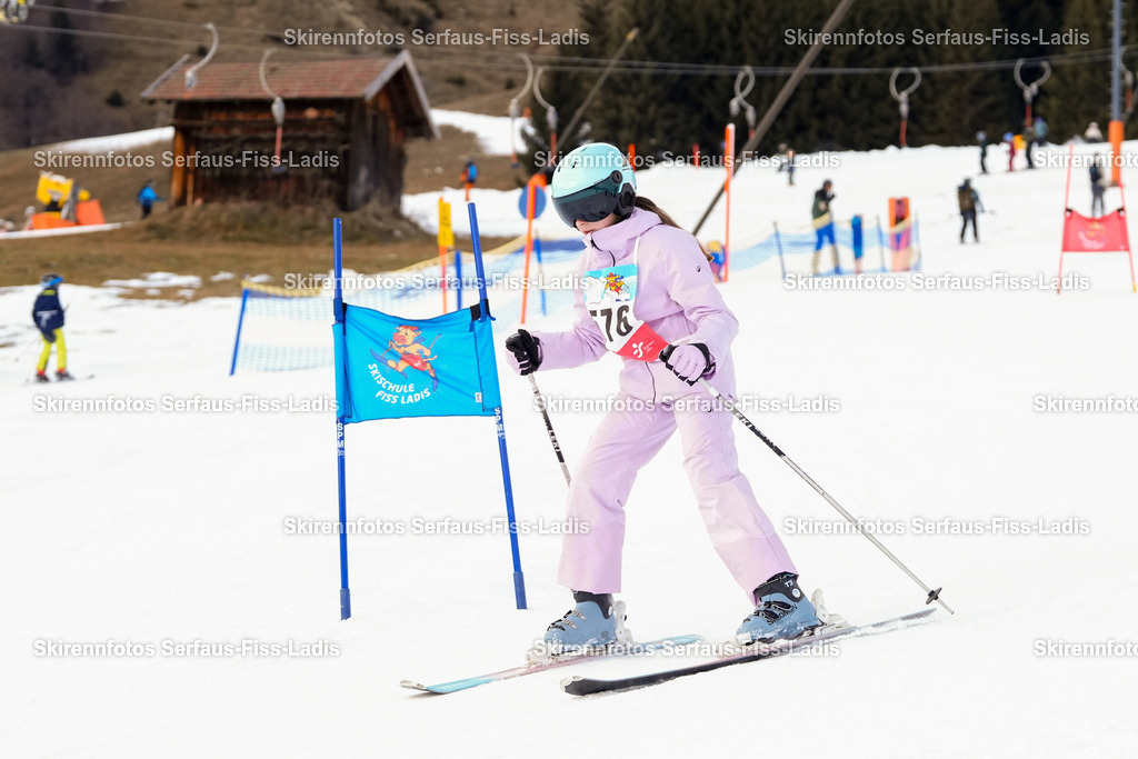 SRF_02.01.2026_0999 | Skirennfotos,Serfaus,Fiss,Ladis,Kinderskirennen,Winter,Tirol,Oberland,skirace,SFL,feelfree,weil wir's genießen,ski,Ski,skifahren,Sonnenplateau, - Realisiert mit Pictrs.com