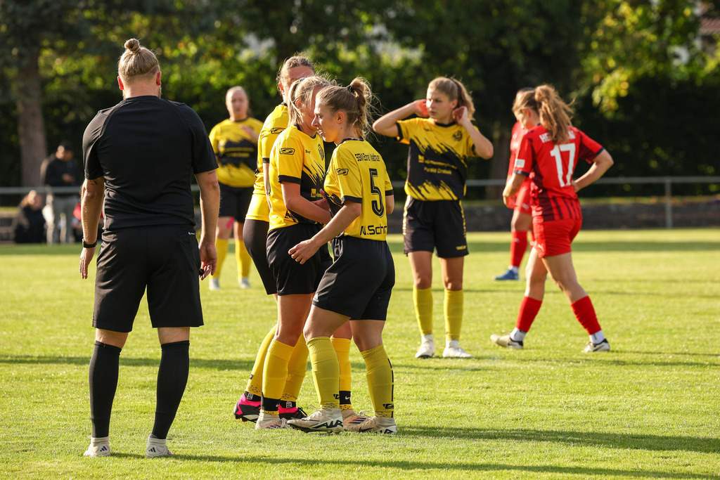 Fußball I FRAUEN I Saison 2025-2026 I Freundschaftsspiel I SGM Ebnat-Waldhausen - 1FC Heidenheim 1846 2 I_250823_4933 | Fotopresso – Sportfotografie in Heidenheim & Umgebung. Professionelle Sportfotografie für unvergessliche Momente. Dynamische Action-Shots, emotionale Szenen & hochwertige Bilder. - Realisiert mit Pictrs.com