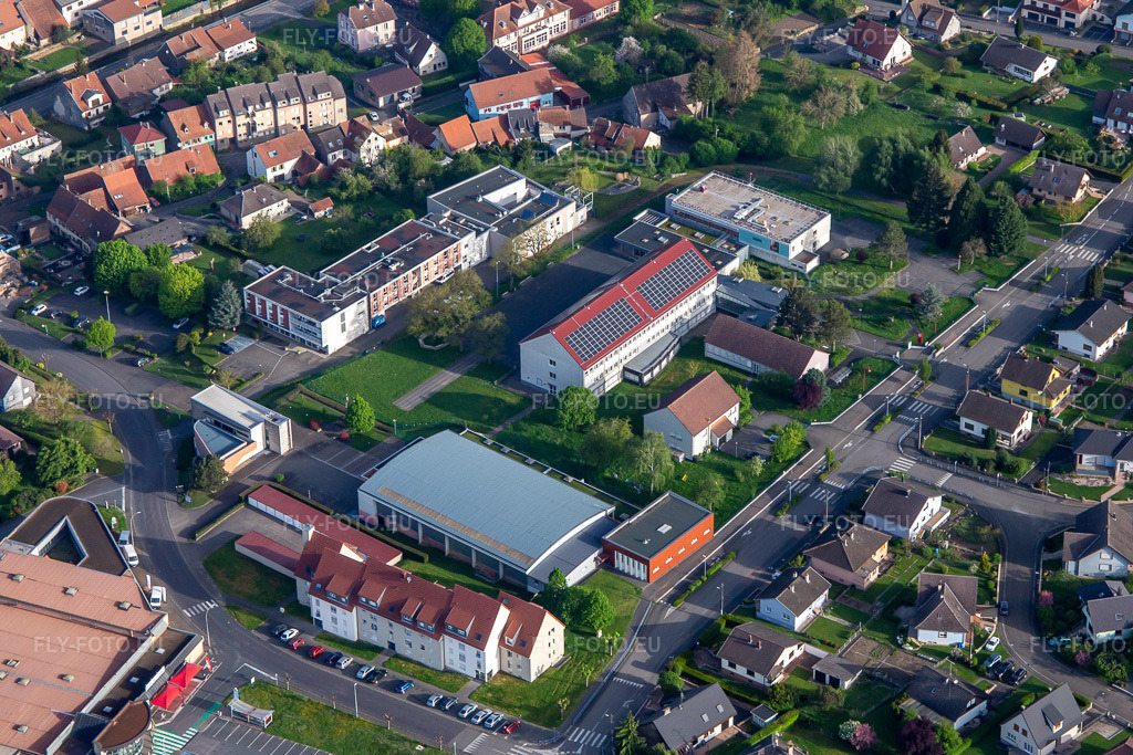 Vue aérienne: Collège de l'Eichel à Diemeringen dans le département Bas Rhin, France – .Photo: IMG_140643.jpg prise le 01/05/2024 par Werner Riehm/FLY-FOTO.eu – Résolution de l'original: 4274 x 2849 px – CLG-EICHEL.MONBUREAUNUMERIQUE.FR