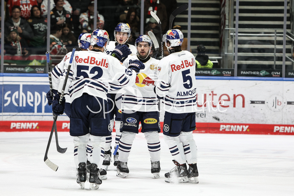 Augsburger Panther - EHC RB München | Die Gaeste jubel nach dem Anschlusstreffer zum 3-2 durch Christopher DESOUSA (RBM #82) / Tor / Jubel / Torschuetze
