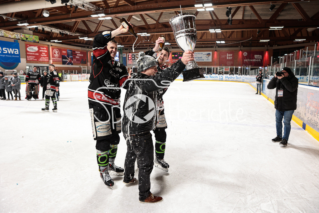EHC Königsbrunn - TEV Miesbach | Grenzenloer Jubel beim EHC Koenigsbrunn nach dem Gewinn der Bayerliga Meisterschaft im Spiel 3 der Playoffserie gegen den TEV Miesbach / Jubel / Freude / Siegerfoto / Trainer Robert LINKE