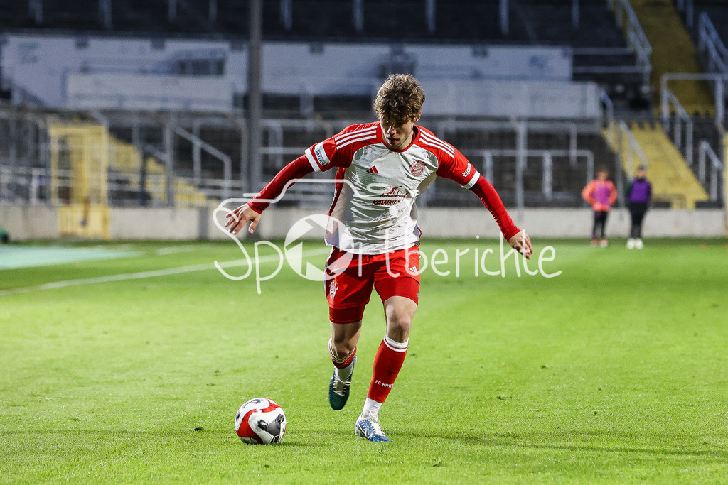 FC Bayern Amateure - TSV Buchbach | am Ball Maximilian WAGNER (FCB #7) / Einzelfoto / Freisteller