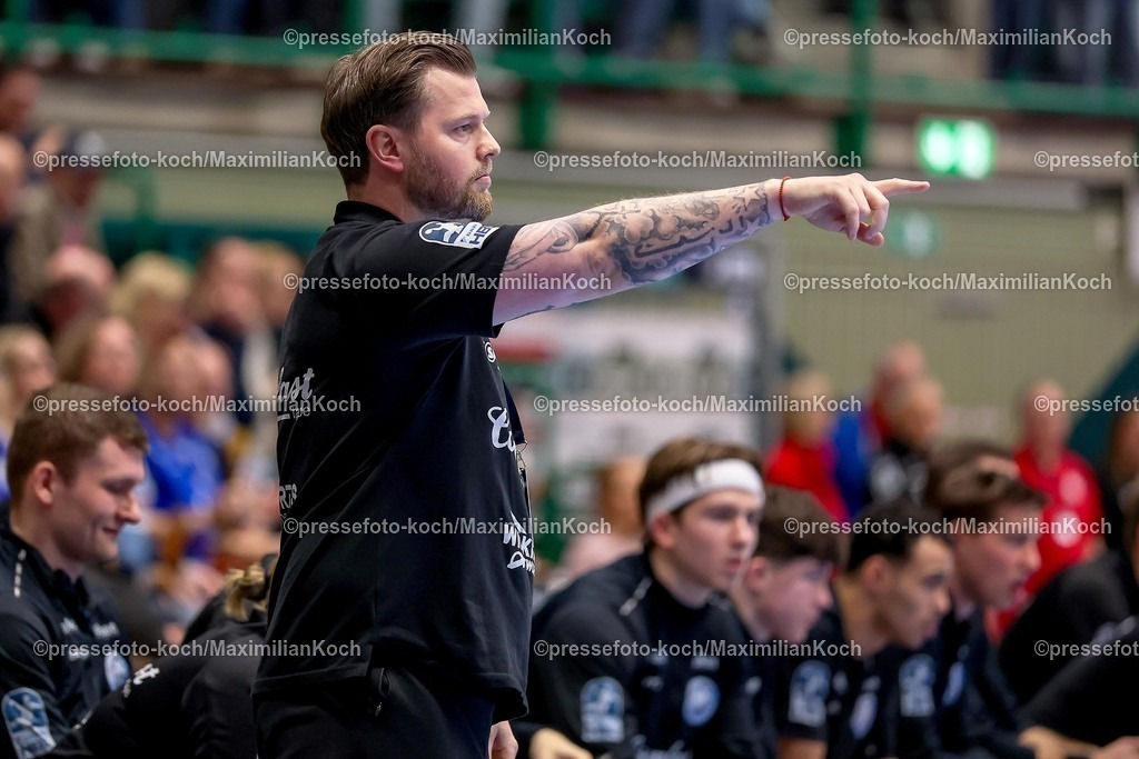 BHC18122501030 | 18.12.2025, Handball, Viertelfinale DHB-Pokal, Bergischer HC - MT Melsungen, Unihalle Wuppertal: Cheftrainer Arnor Gunnarsson (BHC #hc) gestikulierend am Spielfeldrand  