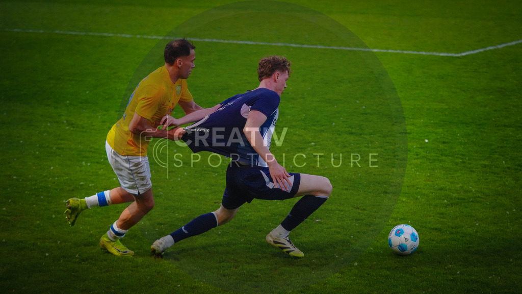 Fußball, Herren, Saison 2025/2026, Regionalliga Nordost, 32. Spieltag, Hertha BSC II vs. FSV 63 Luckenwalde, Donnerstag 30.04.2026, Hertha Amateurstadion | Fußball, Herren, Saison 2025/2026, Regionalliga Nordost, 32. Spieltag, Hertha BSC II vs. FSV 63 Luckenwalde, Donnerstag 30.04.2026, Hertha Amateurstadion, Im Bild: Simon Gollnack (l. Luckenwalde) und Mathis Bruns (r. Hertha) - Realisiert mit Pictrs.com