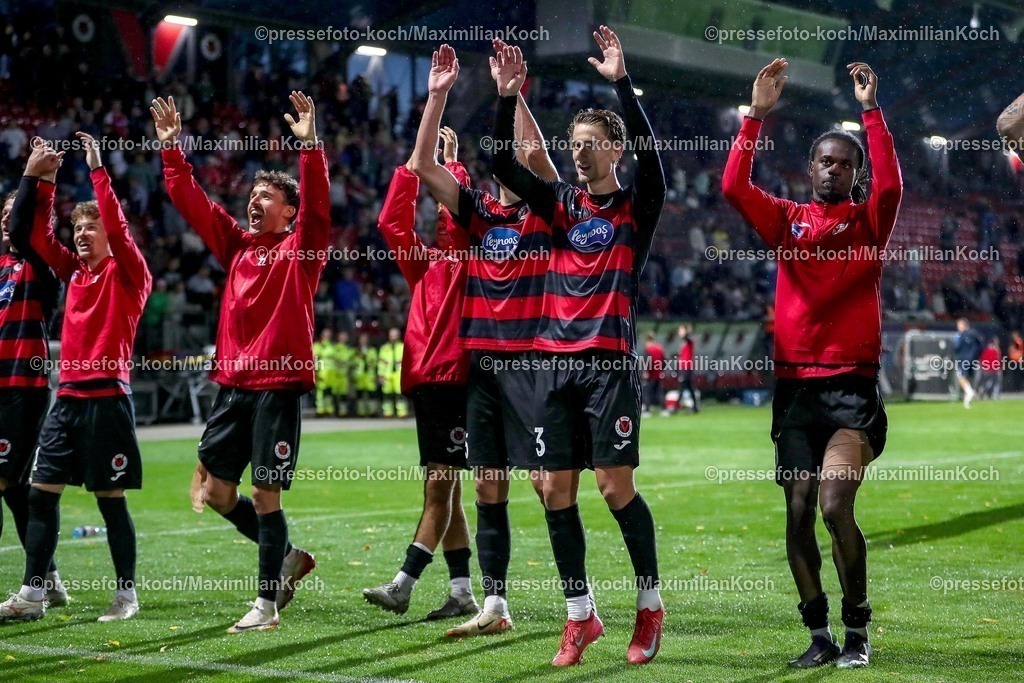 FCVK29082501206 | 29.08.2025, Fußball, FC Viktoria Köln – SSV Jahn Regensburg, 3.Liga, Sportpark Höhenberg, Saison 2025 2026: Abschlussjubel nach dem 1:0 Sieg für die Viktoria.  DFB regulations prohibit any use of photographs as image sequences and or quasi-video.