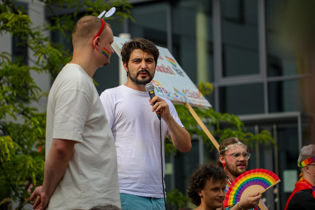 CSD_Moers_190725_117 | Bildergalerie von Sport-Ereignissen aber auch von weiteren spannenden Dingen - nicht nur vom Niederrhein. In Anlehnung an den bekannten Spruch von Hanns Dieter Hüsch heißt das Motto: "Niederrhein ist überall".  - Realisiert mit Pictrs.com