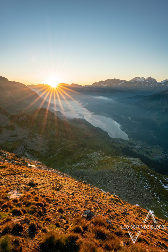 Fotografie_Leo_Schindzielorz_CH_Sommer_Silvaplana_20200807_A7R02034_org | Atmosphärische Landschaftsbilder & Drohnenaufnahmen aus dem Allgäu, Tirol, Südtirol & der Schweiz – ideal für Leinwanddrucke & zur stilvollen Raumgestaltung. - Realisiert mit Pictrs.com