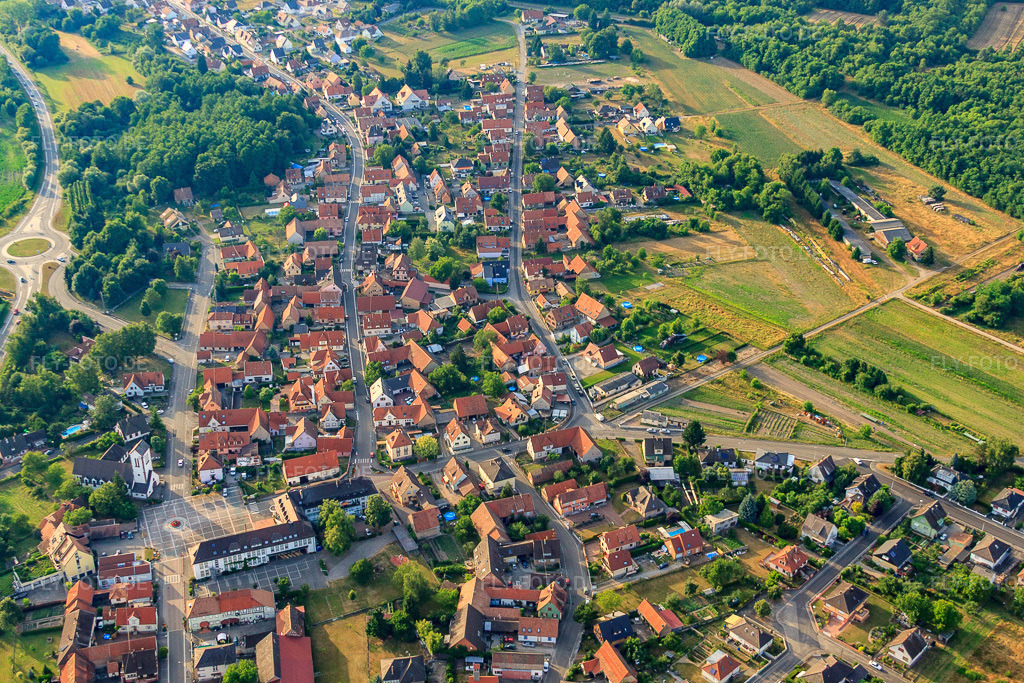 Luftbild: Rue de la Gare in Oberhoffen-sur-Moder im Bundesland Bas-Rhin in Frankreich. – Foto: IMG_30451.jpg vom 09.07.2010 durch Werner Riehm/FLY-FOTO.de – Auflösung des Originals: 4752 x 3168 px